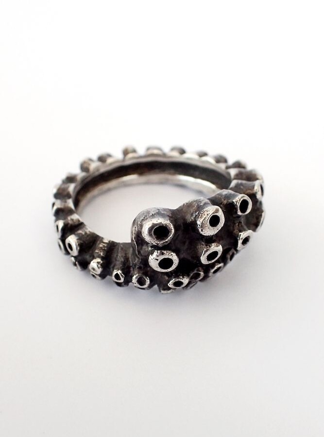anillo negro con forma de pulpo