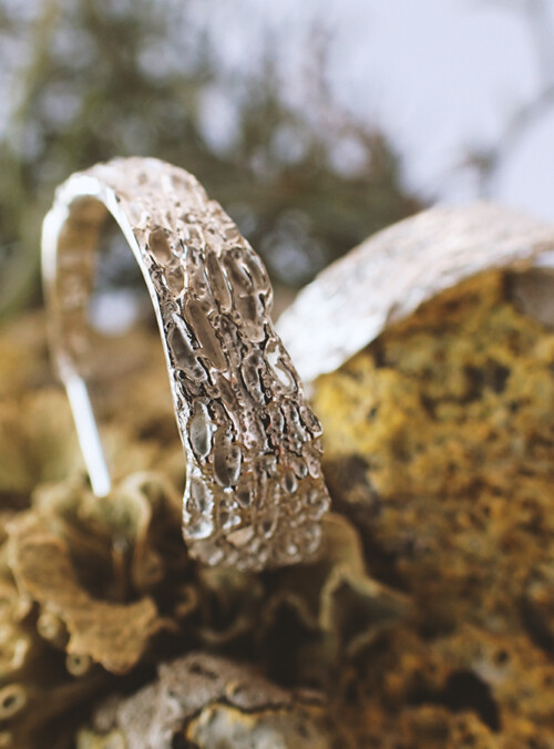 «Aritos Rizoma» aros artísticos a presión de plata con textura colocados sobre liquen